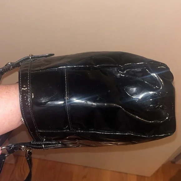 Coach black patent leather tote handbag with signature CC logo, preowned OS - Picture 6 of 10